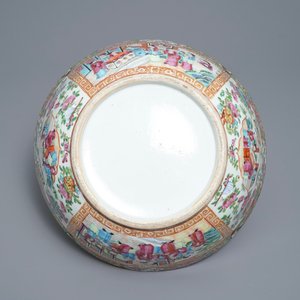 A pair of Chinese Canton famille rose vases and a bowl, 19th C. — 照片 13