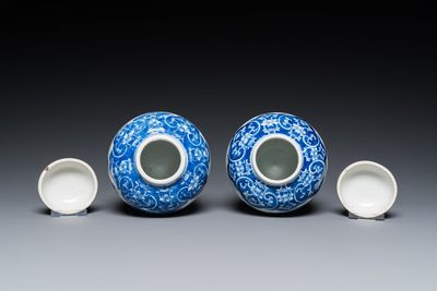 A pair of Chinese Canton famille rose vases and a pair of blue and white covered jars, 19th C. — photo 12