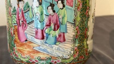 A pair of Chinese Canton famille rose vases and a pair of blue and white covered jars, 19th C. — photo 13