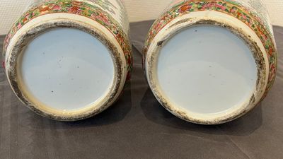 A pair of Chinese Canton famille rose vases and a pair of blue and white covered jars, 19th C. — photo 14