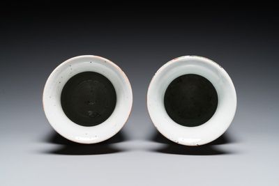 A pair of Chinese Canton famille rose vases and a pair of blue and white covered jars, 19th C. — photo 5