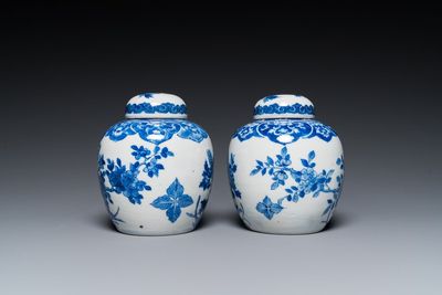 A pair of Chinese Canton famille rose vases and a pair of blue and white covered jars, 19th C. — photo 9