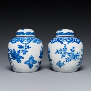 A pair of Chinese Canton famille rose vases and a pair of blue and white covered jars, 19th C. — photo 10