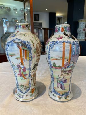 A pair of Chinese Canton famille rose vases and a pair of Dehua blanc de Chine drum-shaped covered jars, 19th C. — foto 1