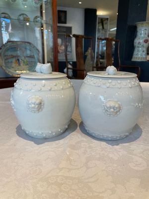 A pair of Chinese Canton famille rose vases and a pair of Dehua blanc de Chine drum-shaped covered jars, 19th C. — foto 11