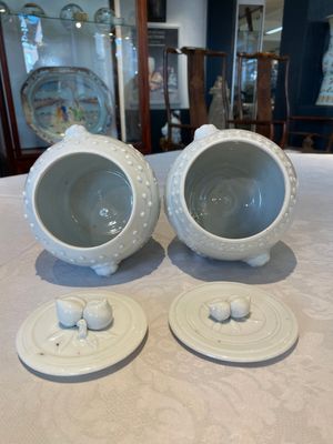 A pair of Chinese Canton famille rose vases and a pair of Dehua blanc de Chine drum-shaped covered jars, 19th C. — foto 14