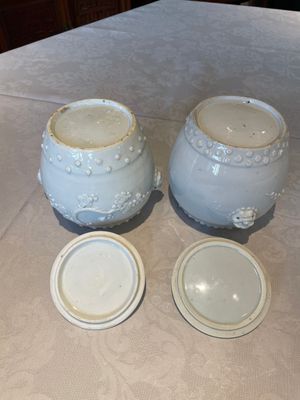 A pair of Chinese Canton famille rose vases and a pair of Dehua blanc de Chine drum-shaped covered jars, 19th C. — foto 15