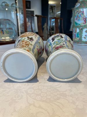 A pair of Chinese Canton famille rose vases and a pair of Dehua blanc de Chine drum-shaped covered jars, 19th C. — foto 5