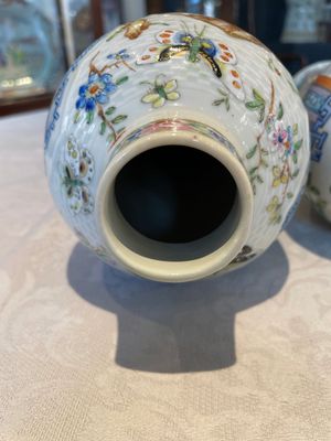 A pair of Chinese Canton famille rose vases and a pair of Dehua blanc de Chine drum-shaped covered jars, 19th C. — foto 6