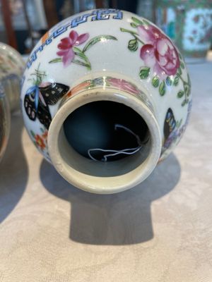 A pair of Chinese Canton famille rose vases and a pair of Dehua blanc de Chine drum-shaped covered jars, 19th C. — foto 7