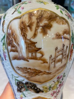 A pair of Chinese Canton famille rose vases and a pair of Dehua blanc de Chine drum-shaped covered jars, 19th C. — foto 8