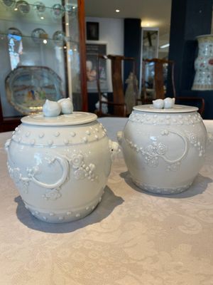 A pair of Chinese Canton famille rose vases and a pair of Dehua blanc de Chine drum-shaped covered jars, 19th C. — foto 10