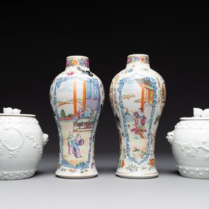 A pair of Chinese Canton famille rose vases and a pair of Dehua blanc de Chine drum-shaped covered jars, 19th C. — foto 1
