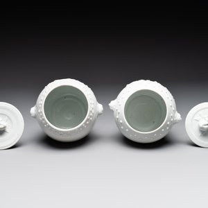 A pair of Chinese Canton famille rose vases and a pair of Dehua blanc de Chine drum-shaped covered jars, 19th C. — foto 5