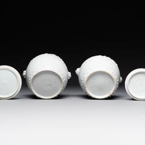 A pair of Chinese Canton famille rose vases and a pair of Dehua blanc de Chine drum-shaped covered jars, 19th C. — foto 6