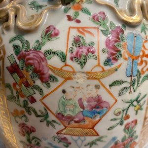 A pair of Chinese Canton famille rose vases and a single vase, 19th C. — 照片 15
