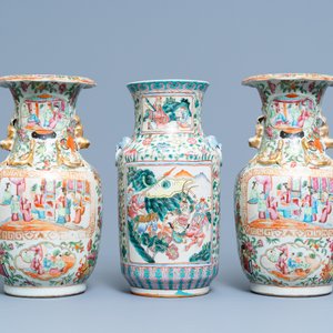 A pair of Chinese Canton famille rose vases and a single vase, 19th C. — 照片 3