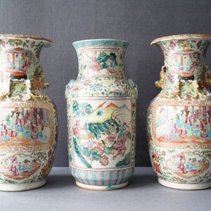 A pair of Chinese Canton famille rose vases and a single vase, 19th C. — 照片 7