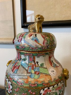 A pair of Chinese Canton famille rose vases and covers, 19th C. — photo 5