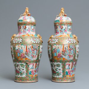 A pair of Chinese Canton famille rose vases and covers, 19th C. — 照片 1