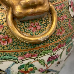 A pair of Chinese Canton famille rose vases and covers, 19th C. — 照片 7