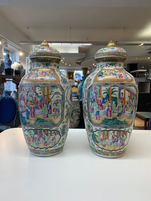 A pair of Chinese Canton famille rose vases and covers with narrative design, 19th C. — photo 1