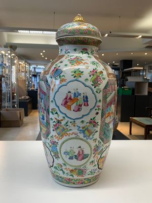 A pair of Chinese Canton famille rose vases and covers with narrative design, 19th C. — photo 11