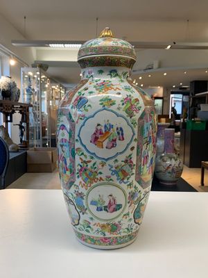 A pair of Chinese Canton famille rose vases and covers with narrative design, 19th C. — photo 13