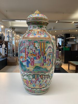 A pair of Chinese Canton famille rose vases and covers with narrative design, 19th C. — photo 2