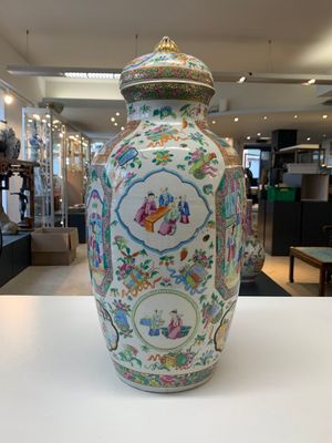 A pair of Chinese Canton famille rose vases and covers with narrative design, 19th C. — photo 3