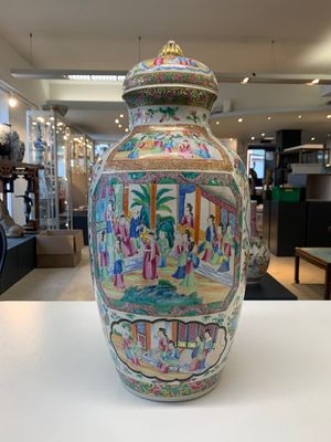 A pair of Chinese Canton famille rose vases and covers with narrative design, 19th C. — photo 4