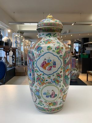 A pair of Chinese Canton famille rose vases and covers with narrative design, 19th C. — photo 5