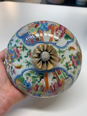 A pair of Chinese Canton famille rose vases and covers with narrative design, 19th C. — photo 6