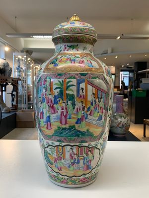A pair of Chinese Canton famille rose vases and covers with narrative design, 19th C. — photo 10