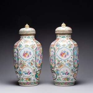 A pair of Chinese Canton famille rose vases and covers with narrative design, 19th C. — photo 2