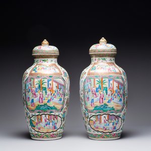 A pair of Chinese Canton famille rose vases and covers with narrative design, 19th C. — photo 3