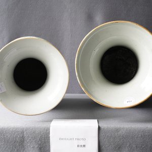 A pair of Chinese Canton famille rose vases and two single vases, 19th C. — 照片 18