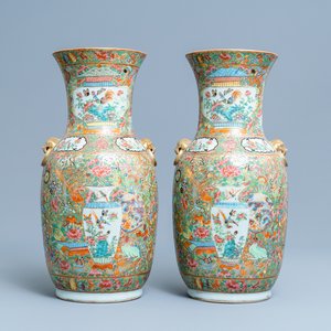 A pair of Chinese Canton famille rose vases with antiquities, 19th C. — 照片 1
