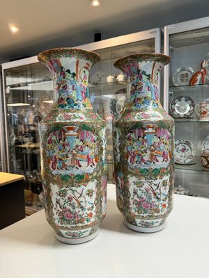 A pair of Chinese Canton famille rose vases with figures, flowers and insects, 19th C. — 照片 1
