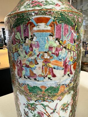 A pair of Chinese Canton famille rose vases with figures, flowers and insects, 19th C. — 照片 11