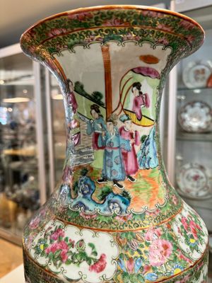 A pair of Chinese Canton famille rose vases with figures, flowers and insects, 19th C. — 照片 12