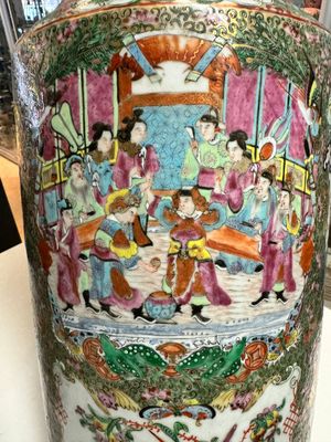 A pair of Chinese Canton famille rose vases with figures, flowers and insects, 19th C. — 照片 14