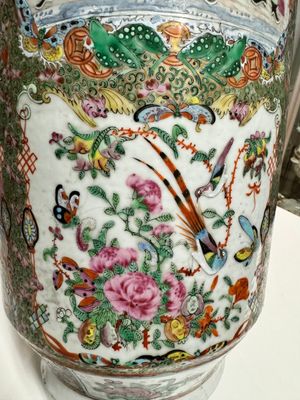 A pair of Chinese Canton famille rose vases with figures, flowers and insects, 19th C. — 照片 15