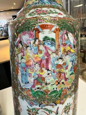 A pair of Chinese Canton famille rose vases with figures, flowers and insects, 19th C. — 照片 16