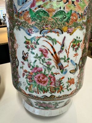 A pair of Chinese Canton famille rose vases with figures, flowers and insects, 19th C. — 照片 17