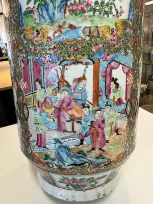 A pair of Chinese Canton famille rose vases with figures, flowers and insects, 19th C. — 照片 18