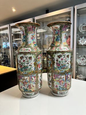 A pair of Chinese Canton famille rose vases with figures, flowers and insects, 19th C. — 照片 2