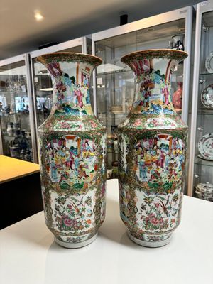 A pair of Chinese Canton famille rose vases with figures, flowers and insects, 19th C. — 照片 3