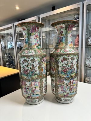 A pair of Chinese Canton famille rose vases with figures, flowers and insects, 19th C. — 照片 4