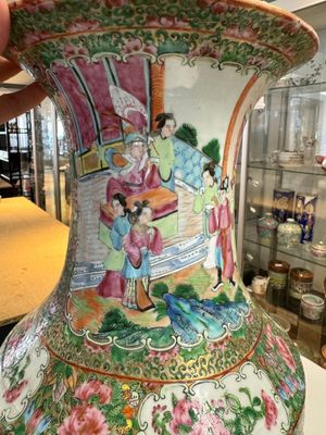 A pair of Chinese Canton famille rose vases with figures, flowers and insects, 19th C. — 照片 6